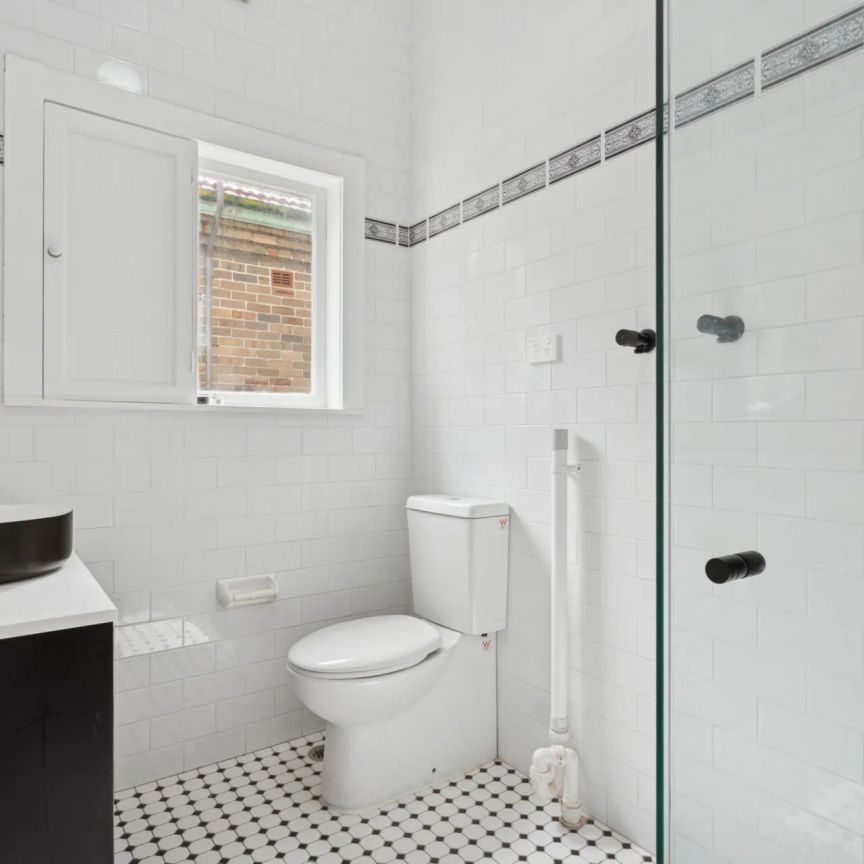 Renovated Beach Front One Bedroom Apartment with study/2nd bedroom - Photo 1