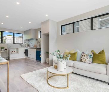 Spacious 3-Bedroom Townhouse with Private Garden - Photo 4