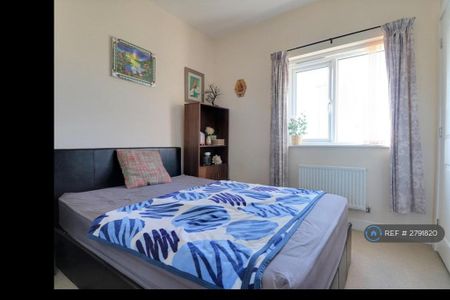 3 bedroom semi-detached house to rent - Photo 4