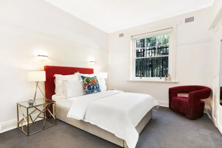 Charming 1920's 2 bedroom apartment. - Photo 3