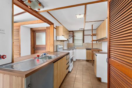 Character Cottage in a great location! - Photo 2