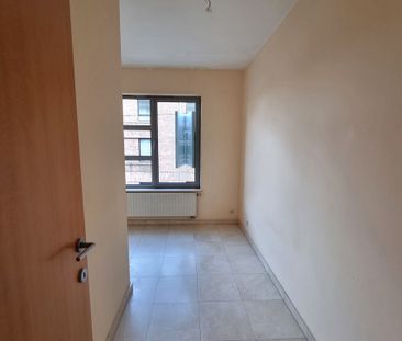 Appartement met 2 slaapkamers, ruim terras en staanplaats! - Photo 2