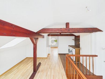 BRIGHT AND SPACIOUS WITH LOTS OF ROOM TO LIVE - Photo 3