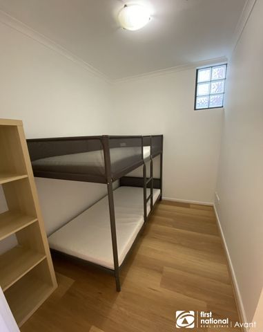 Stylish 2-Bedroom Apartment in the Heart of Melbourne - Photo 2