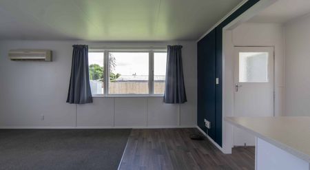 Recently Refurbished Three Bedroom - Photo 2