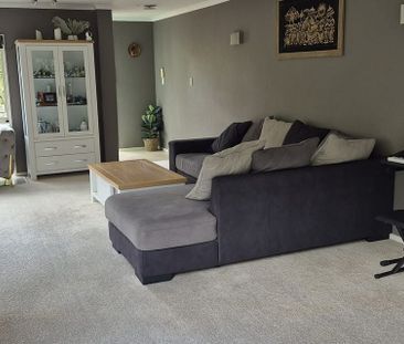 Charming 3BR+2.5 Bathroom Home in New Lynn - Photo 2