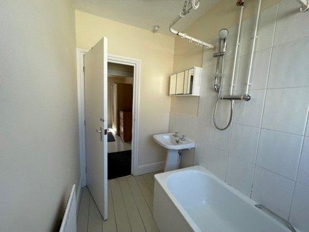 3 bedroom flat to rent - Photo 5