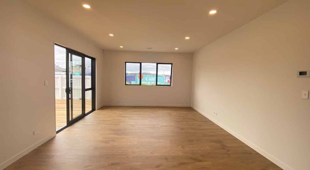 Brand new 5 bedrooms house in Hobsonville - Photo 1