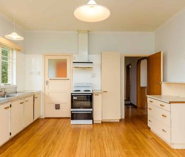 Sunny home with spacious living & detached garage - Photo 4