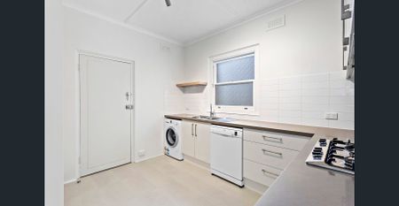 Classic Art Deco Charm in Richmond Hill - 6 Month lease only - Photo 5