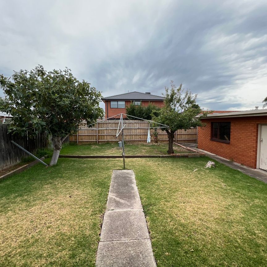 22 Riviera Road, Avondale Heights VIC 3034 - Photo 1