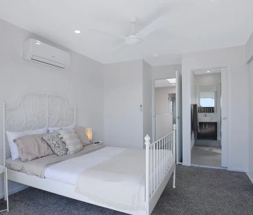STUNNING TRI-LEVEL TOWNHOUSE - Photo 6