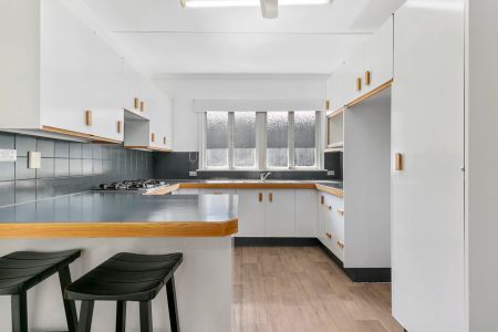 Tidy home in Leafy street - Photo 3