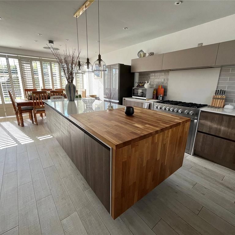 5 bedroom detached house to rent - Photo 1