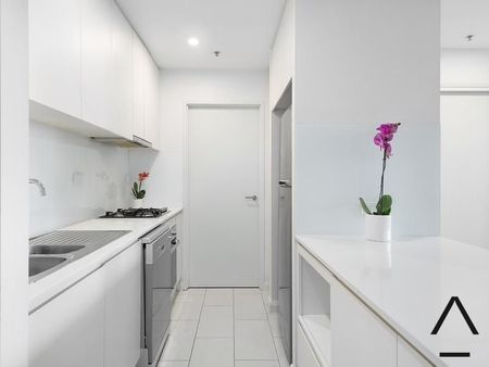 Conveniently Located, Designer And Oversized One Bedroom Plus Car Space & Storage Cage Apartment, Moments To All Amenities - Photo 5