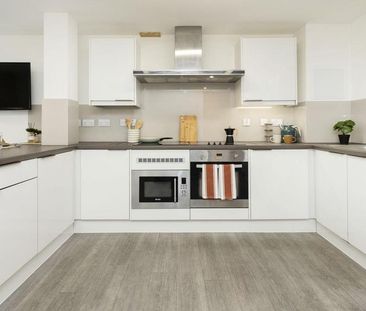 1 bedroom in a flat share to rent - Photo 2