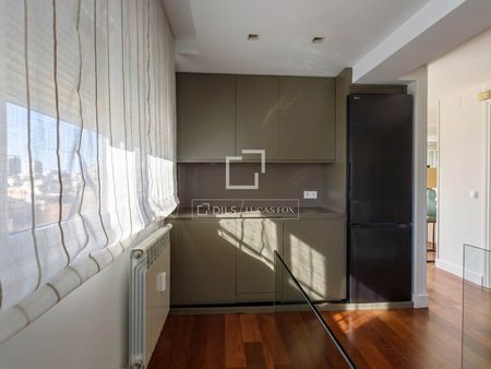 Excellent 4 Bedroom penthouse with 24m² terrace for rent in Cuatro Caminos, Madrid - Photo 3