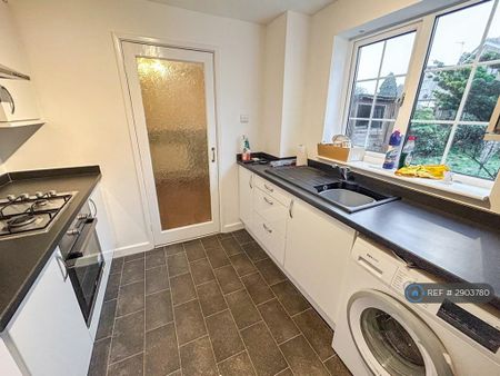 3 bedroom semi-detached house to rent - Photo 2