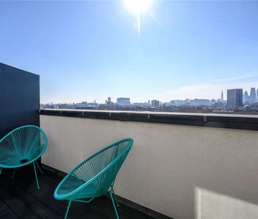 Exceptionally bright two bedroom sub-penthouse apartment. - Photo 6