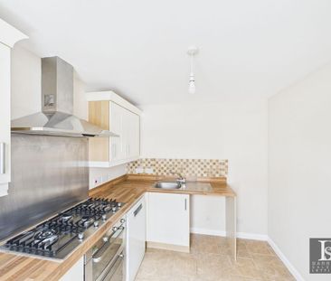 4 bedroom semi-detached house to rent - Photo 3