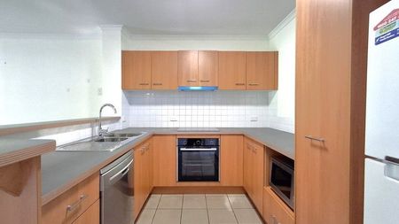 2BED 2BATH 2CAR NEWLY RENOVATED NEXT DOOR TO INDOOROOPILLY SHOPPING CENTRE - Photo 5