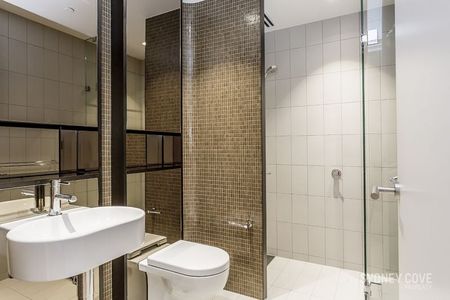 WORLD CLASS WATERFRONT APARTMENT | Unfurnished - Photo 4