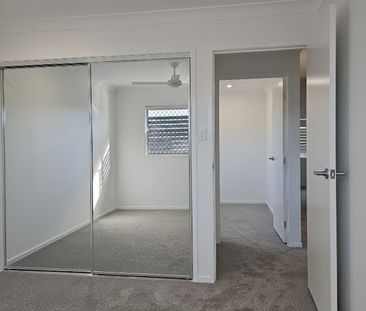 NEAR NEW- 4 BED 2 BATH TOWNHOUSE- FULLY DUCTED AIR CON - Photo 3