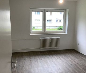 Neue Wohnung, neues Glück! Sanierte 3-Zi.-Wohnung mit Balkon im Erdgeschoss, sofort anmietbar! - Photo 1