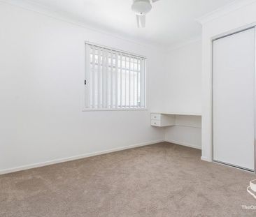 Impressive 3 Bedroom Townhouse - Photo 4