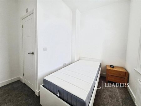 1 bedroom in a house share to rent - Photo 2
