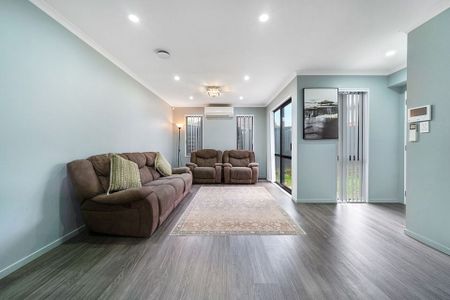 199D Whitney St - Near New- 3 Bedroom Townhouses - Photo 4