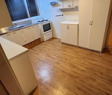 Spacious & refreshed 2 bedroom flat - Photo 2