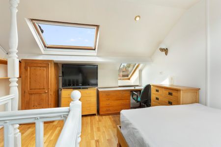 4 Bedroom Mid Terraced House - Photo 4