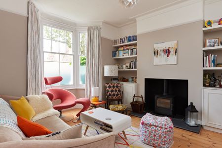 4 Bed Terraced House, Hydethorpe Road, SW12 - Photo 2