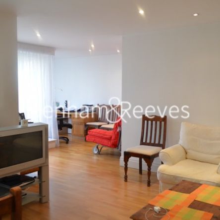 2 Bedroom flat to rent in Beckford Close, Kensington, W14 - Photo 1