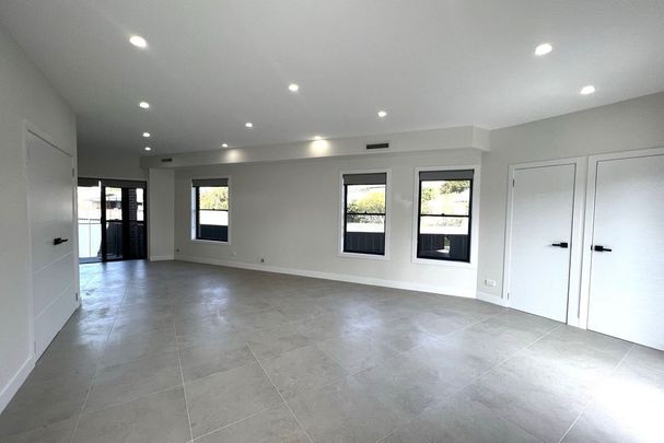 Modern three bedroom townhouse - Photo 1