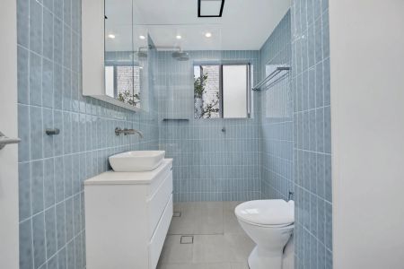 Renovated apartment with lock-up garage moments from Glebe Village - Photo 5