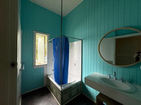 Family home with large backyard and shed - Photo 3