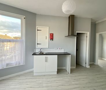 Updated 1st Floor Flat with Glimpses of the Sea! - Photo 4