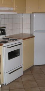 Petit 4 1/2 demi sous-sol, complètement meublé, tout inclu, quartier Champigny, 1 stationnement. - Photo 3