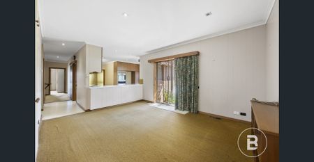 CLASSIC COMFORT & CHARM IN PRESTIGIOUS BROWNS PARADE - Photo 2