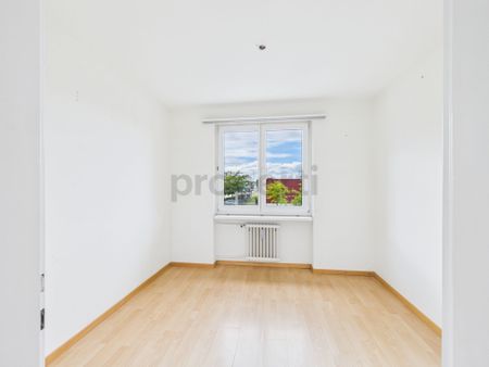 Exclusive living in Arbon: Bright 3-room apartment with balcony and parking space - Photo 5
