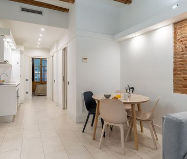 Recently Refurbished 2-Bedroom Apartment Near the City Centre - Photo 5