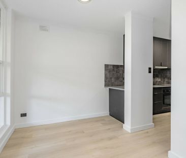 Stylish One-Bedroom Apartment - Photo 3