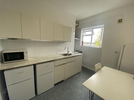 1 bedroom in a house share to rent - Photo 4