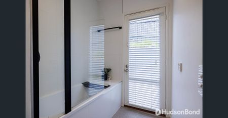 Light, breezy feel, your stylish home awaits! - Photo 2