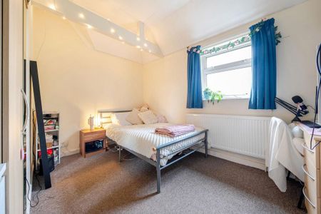 4 bedroom semi-detached house to rent - Photo 4