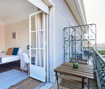 Room in a shared 7-bedroom apartment for rent in Lisbon - Photo 2