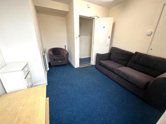 4 bedroom flat to rent - Photo 1