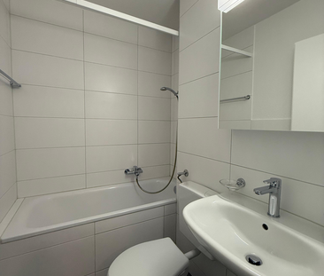 Moderne 3.5-Zimmerwohnung mit grossem Balkon im 2. Stock - Photo 6